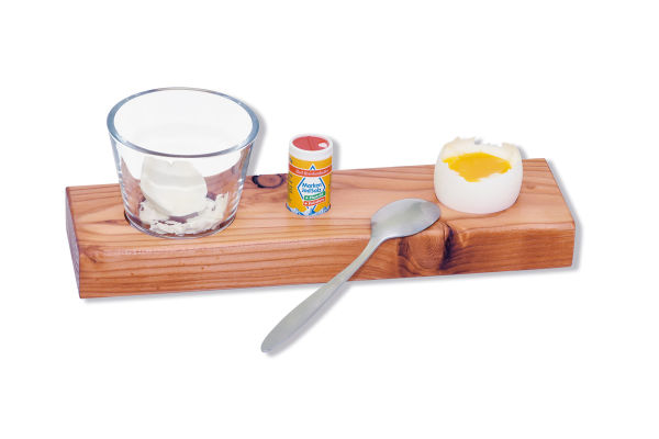 Handgefertigter Eierbecher aus Holz mit Salzstreuer und Schalenglas