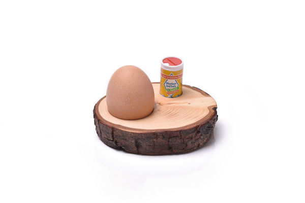 Handgefertigter Eierbecher aus Holz mit Salzstreuer