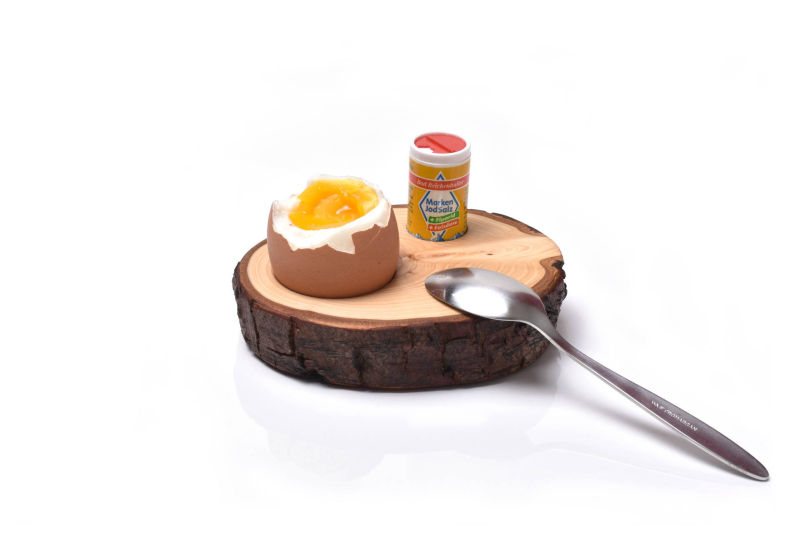 Eierbecher aus Holz, handgefertigt, mit Salzstreuer.