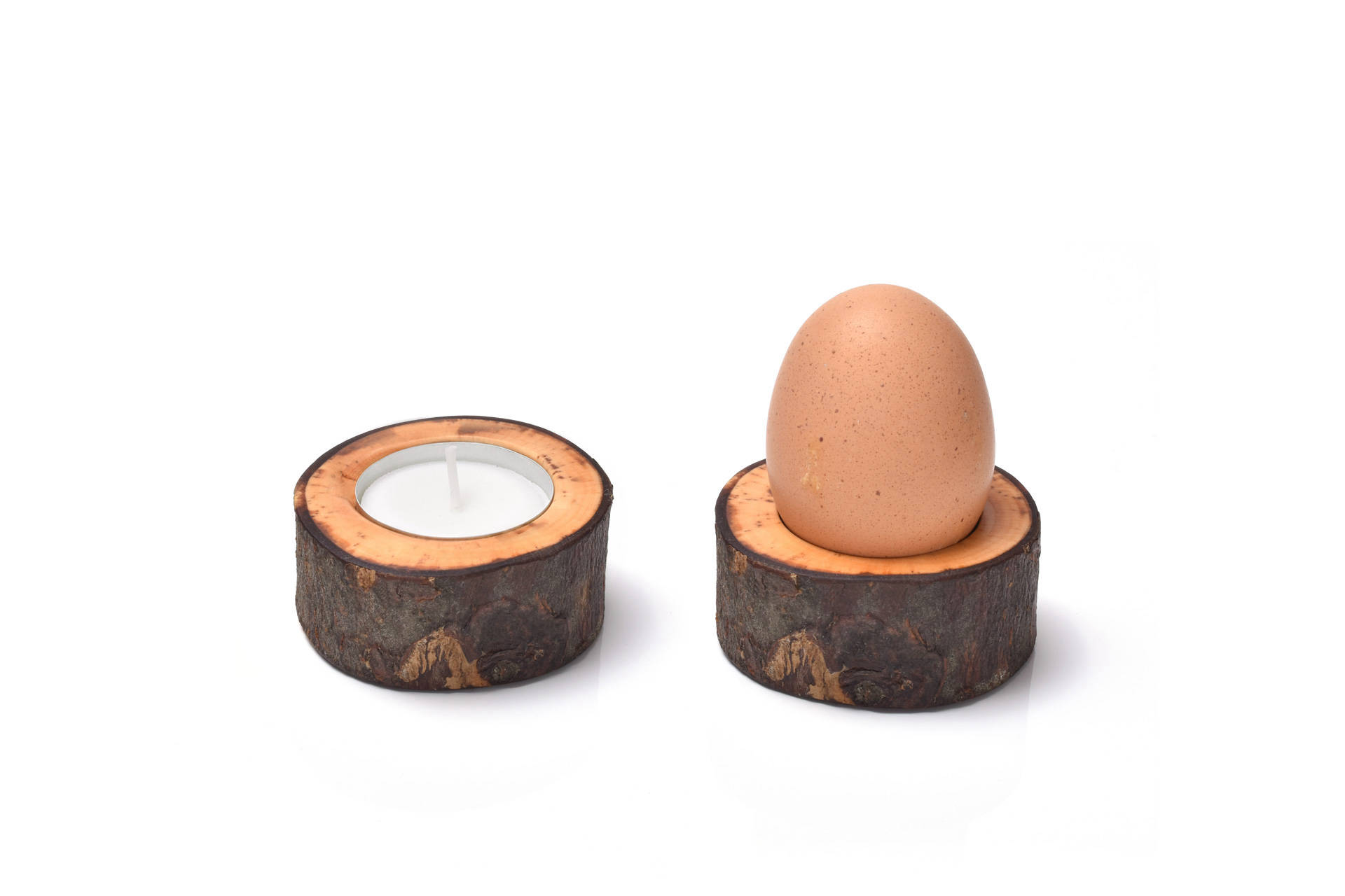 Hangefertigter Teelichthalter und Eierbecher aus Holz.